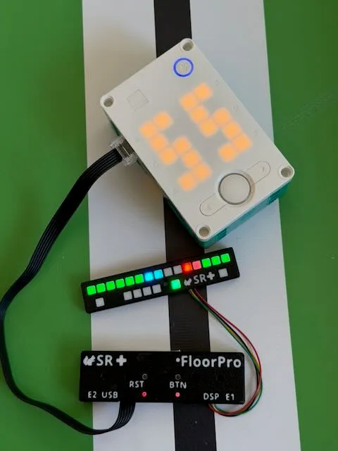 FloorPro and its display connected to a LEGO Inventor hub